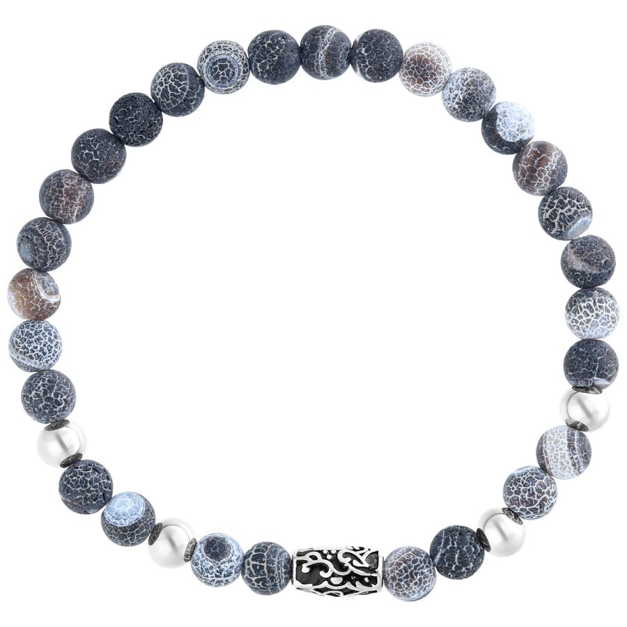 Graues Armband aus Kunststoff mit gemusterten Perlen auf weißem Hintergrund