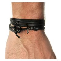 Schwarzes Lederarmband mit Anker-Verschluss auf Handgelenk