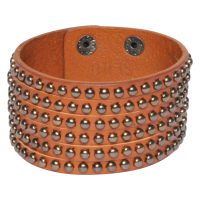 Breites cognacfarbenes Lederarmband mit mehreren Reihen von Nieten auf weißem Hintergrund