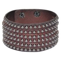 Braunes Lederarmband mit mehreren Reihen von Metallnieten auf weißem Hintergrund