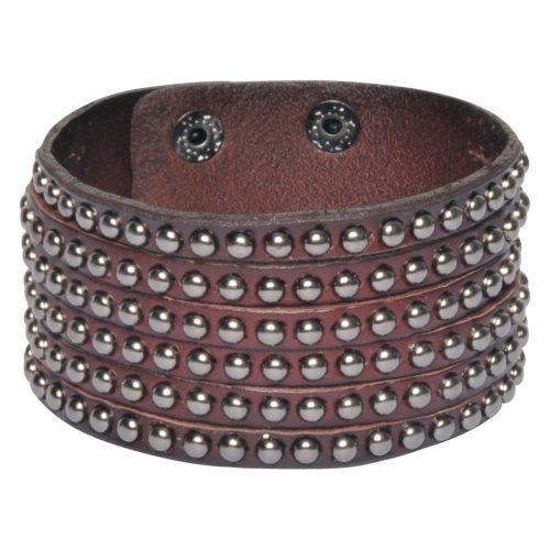 Braunes Lederarmband mit mehreren Reihen von Metallnieten auf weißem Hintergrund