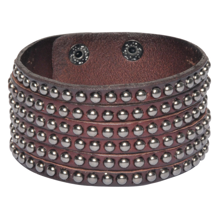 Braunes Lederarmband mit mehreren Reihen von Metallnieten auf weißem Hintergrund