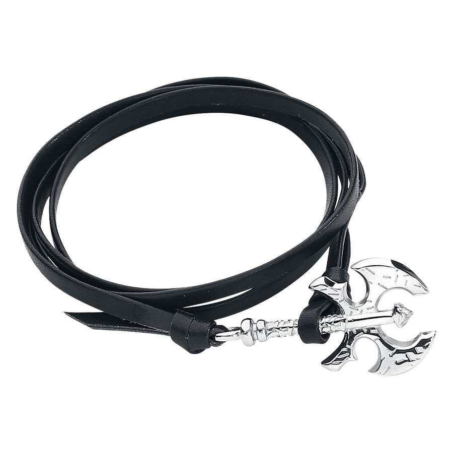 Schwarzes Lederarmband mit silbernem Axt-Anhänger auf weißem Hintergrund