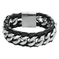 Schwarzes Lederarmband mit silbernen Edelstahlketten und Magnetverschluss auf weißem Hintergrund