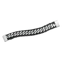 Schwarzes Lederarmband mit silbernen Edelstahlkettenelementen auf weißem Hintergrund
