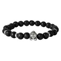 Armband mit schwarzen Lava-Perlen und silbernem Wikingerhelm auf weißem Hintergrund