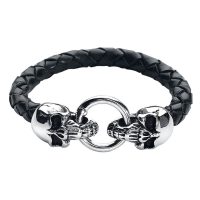 Schwarzes geflochtenes Lederarmband mit zwei silbernen Totenköpfen und einem Ringverschluss