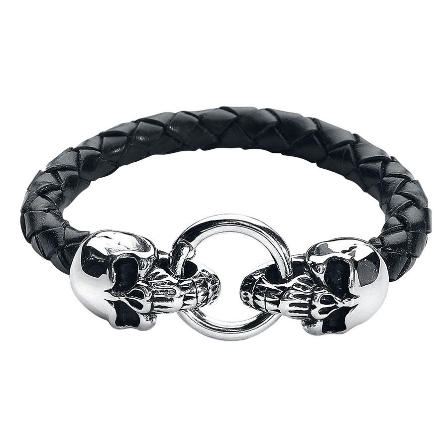 Schwarzes geflochtenes Lederarmband mit zwei silbernen Totenköpfen und einem Ringverschluss
