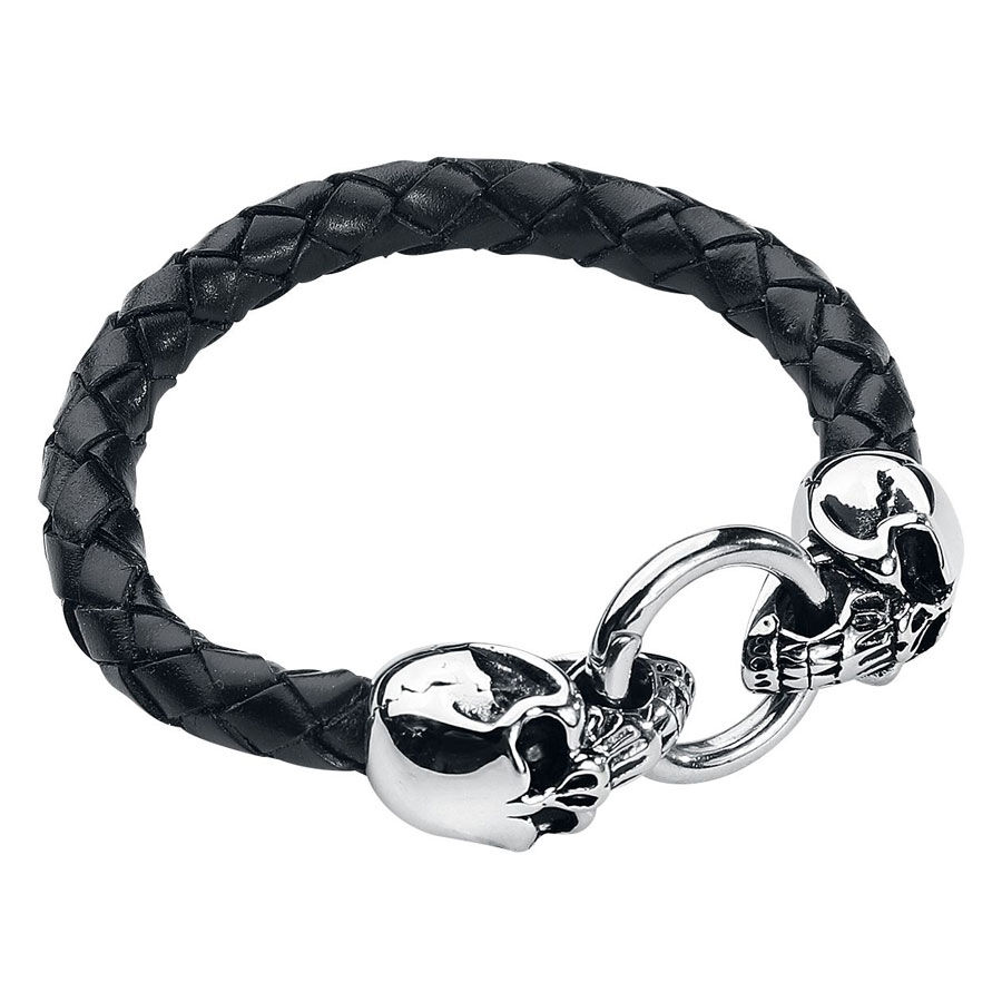 Geflochtenes schwarzes Lederarmband mit silbernen Totenkopf-Details auf weißem Hintergrund