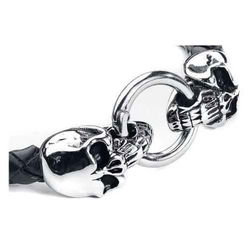 Schwarzes Lederarmband mit silbernen Schädeln und Ringverschluss vor weißem Hintergrund