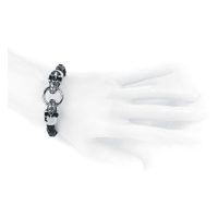 Armband aus schwarzem Leder mit silbernen Totenköpfen auf einem weißen Handmodell