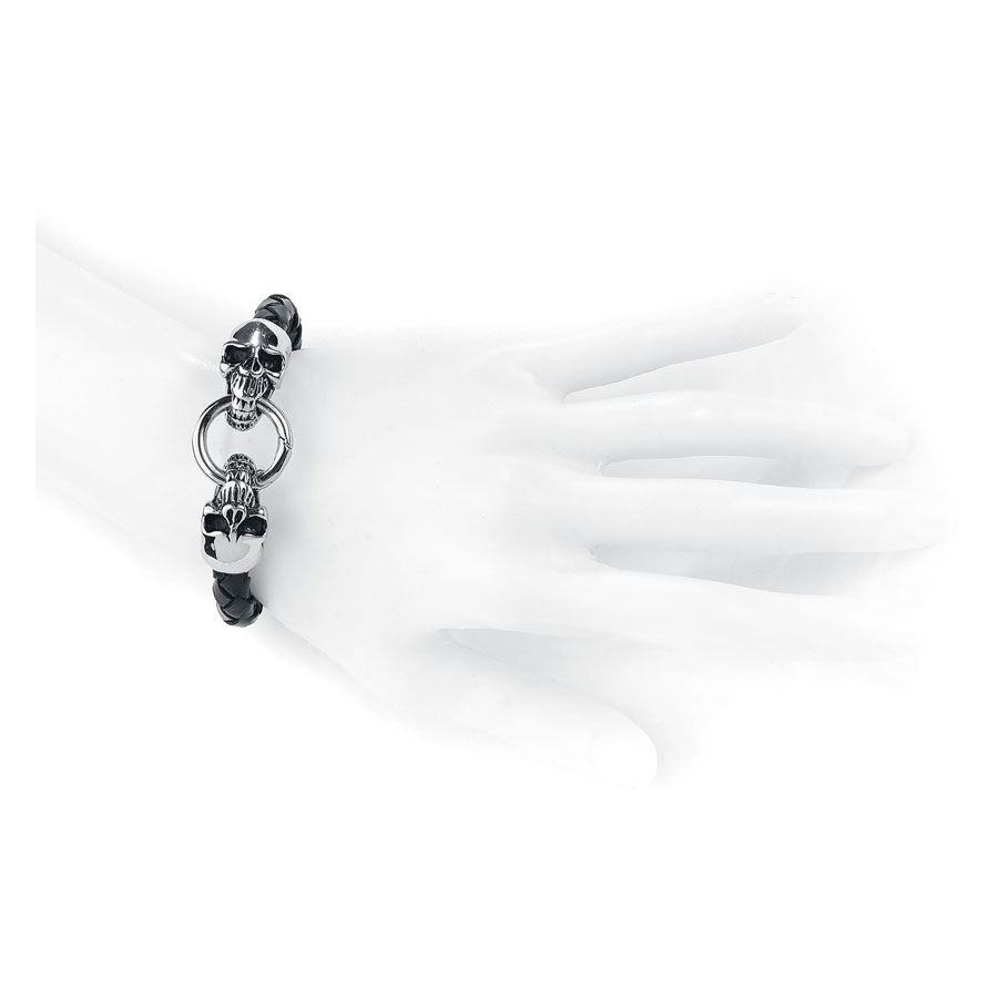 Armband aus schwarzem Leder mit silbernen Totenköpfen auf einem weißen Handmodell