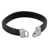 Schwarzes geflochtenes Lederarmband mit gravierter Stahlschließe auf weißem Hintergrund