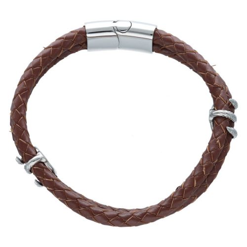 Geflochtenes braunes Kunstlederarmband mit silbernem Magnetverschluss auf weißem Hintergrund