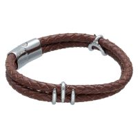 Braunes geflochtenes Kunstlederarmband mit silberner Metallschließe auf weißem Hintergrund