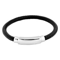 Schwarzes geflochtenes Lederarmband mit glänzendem Stahlverschluss auf weißem Hintergrund