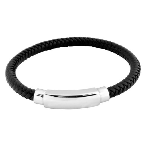 Schwarzes geflochtenes Lederarmband mit glänzendem Stahlverschluss auf weißem Hintergrund