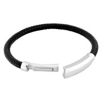 Schwarzes geflochtenes Armband aus Leder mit glänzendem Stahlverschluss auf weißem Hintergrund