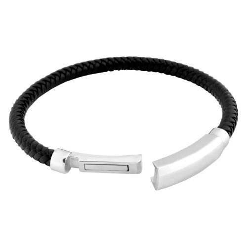 Schwarzes geflochtenes Armband aus Leder mit glänzendem Stahlverschluss auf weißem Hintergrund