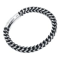 Schwarzes und silbernes Armband aus Nylon und Chirurgenstahl auf weißem Hintergrund