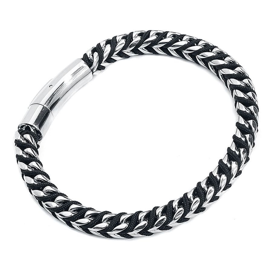 Schwarzes und silbernes Armband aus Nylon und Chirurgenstahl auf weißem Hintergrund