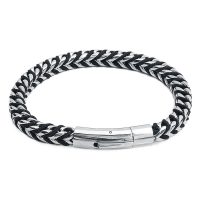 Schwarzes und silbernes Armband aus Nylon mit Edelstahlverschluss auf weißem Hintergrund