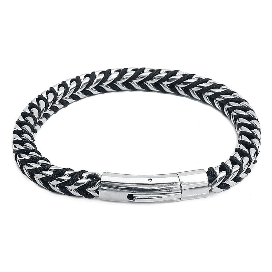 Schwarzes und silbernes Armband aus Nylon mit Edelstahlverschluss auf weißem Hintergrund