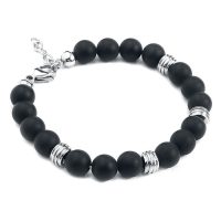 Schwarzes Armband mit matten Perlen und silbernen Ringen auf weißem Hintergrund