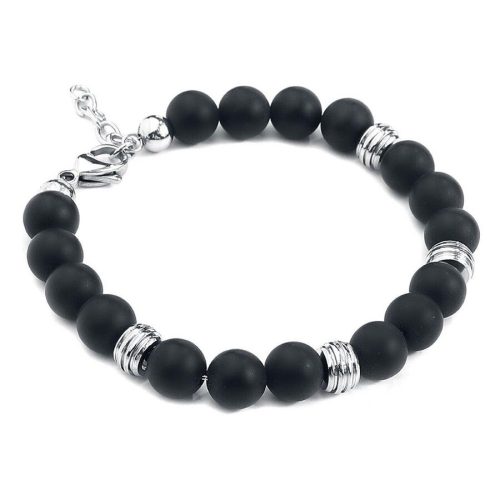Schwarzes Armband mit matten Perlen und silbernen Ringen auf weißem Hintergrund