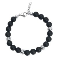 Schwarzes Armband aus Chirurgenstahl mit silbernen Akzenten auf weißem Hintergrund