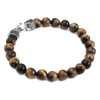 Unisex Armband aus Tigerauge-Perlen mit Stahlverschluss auf weißem Hintergrund