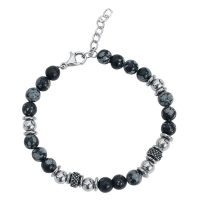 Schwarzes Armband mit Steinen und Chirurgenstahl-Perlen auf weißem Hintergrund