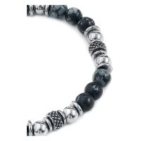 Schwarzes und silbernes Armband mit Stein- und Stahlperlen auf weißem Hintergrund