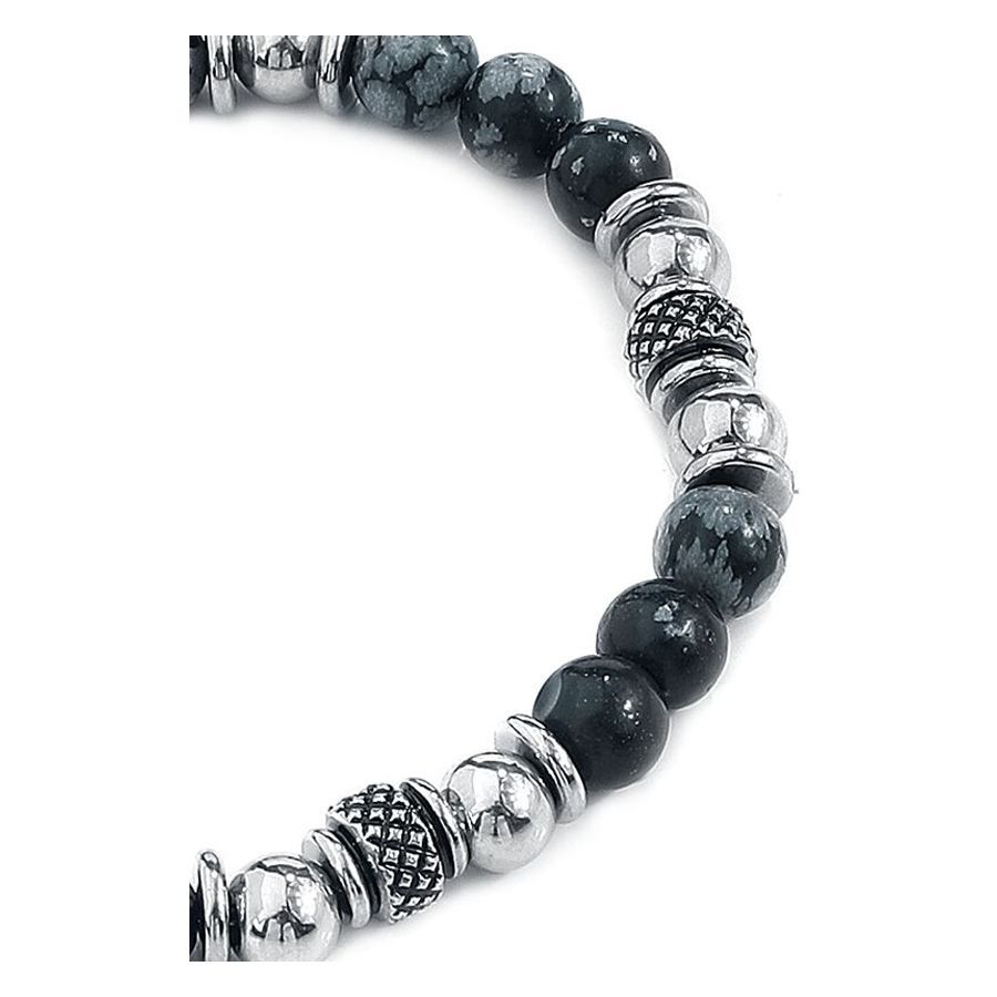 Schwarzes und silbernes Armband mit Stein- und Stahlperlen auf weißem Hintergrund