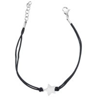 Schwarzes Nylonarmband mit silbernem Sternanhänger auf weißem Hintergrund