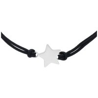 Schwarzes Nylonarmband mit silbernem Stern auf weißem Hintergrund