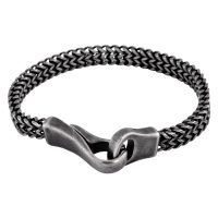 Schwarzes Armband aus Chirurgenstahl mit mattem Finish auf weißem Hintergrund