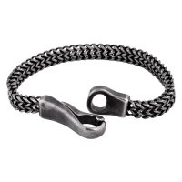 Mattschwarzes Armband mit Lace-Muster aus Chirurgenstahl auf weißem Hintergrund