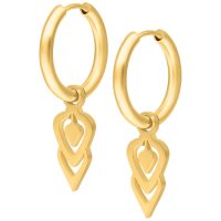 Goldene Edelstahl-Hoops mit einzigartigem Anhänger auf weißem Hintergrund