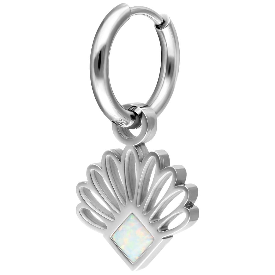 Silberne Edelstahl-Ohrringe mit Opal-Design auf weißem Hintergrund