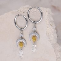 Silberne Creolen mit goldenen Sonnenanhängern und klaren Kristallen auf hellem Hintergrund