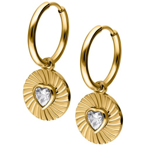 Zwei goldene Ohrringe mit herzförmigem Kristallanhänger auf weißem Hintergrund