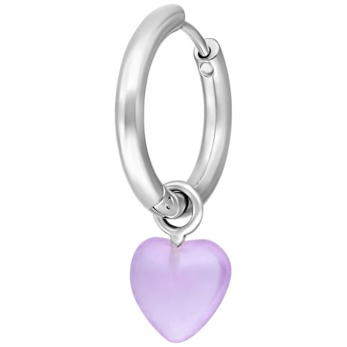 Silberner Ohrring mit Herzanhänger in Amethyst auf weißem Hintergrund