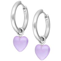 Silberne Creolen mit Amethyst-herzförmigem Anhänger auf weißem Hintergrund