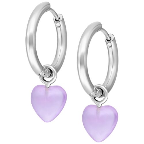 Silberne Creolen mit Amethyst-herzförmigem Anhänger auf weißem Hintergrund