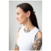 Frau mit silbernen Little Polar Star Hoops vor hellem Hintergrund