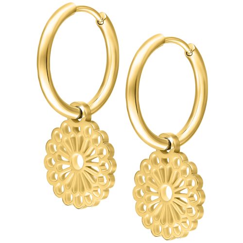 Zwei goldene Ohrringe mit Mandala-Anhänger vor weißem Hintergrund