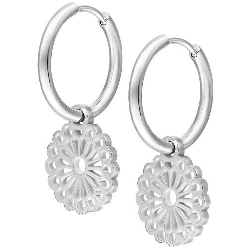Silberne Mandala Hoops aus Chirurgenstahl auf weißem Hintergrund