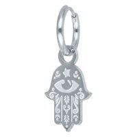 Silberner Hamsa Hand Ohrring aus Edelstahl auf weißem Hintergrund