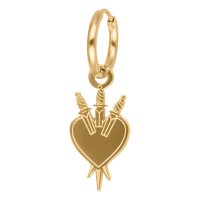 Goldene Herz-Ohrringe mit drei Schwertern auf weißem Hintergrund